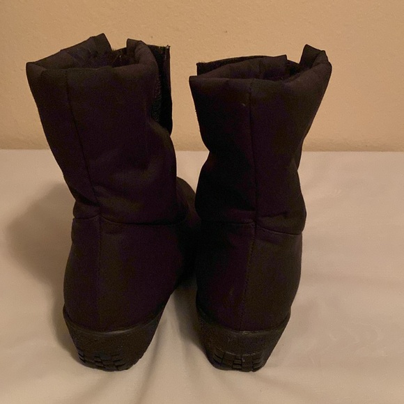 Toe Warmers from Canada mid-calf waterproof boots, women's size 8 M, Black - Picture 3 of 7